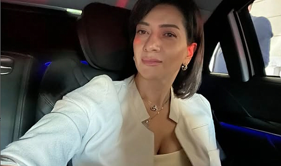 Şampanya köpüğüyle dinlenen Ermenistan First Lady'si Anna Vaçikovna Akobyan'ın sıcak Antalya günlüğü