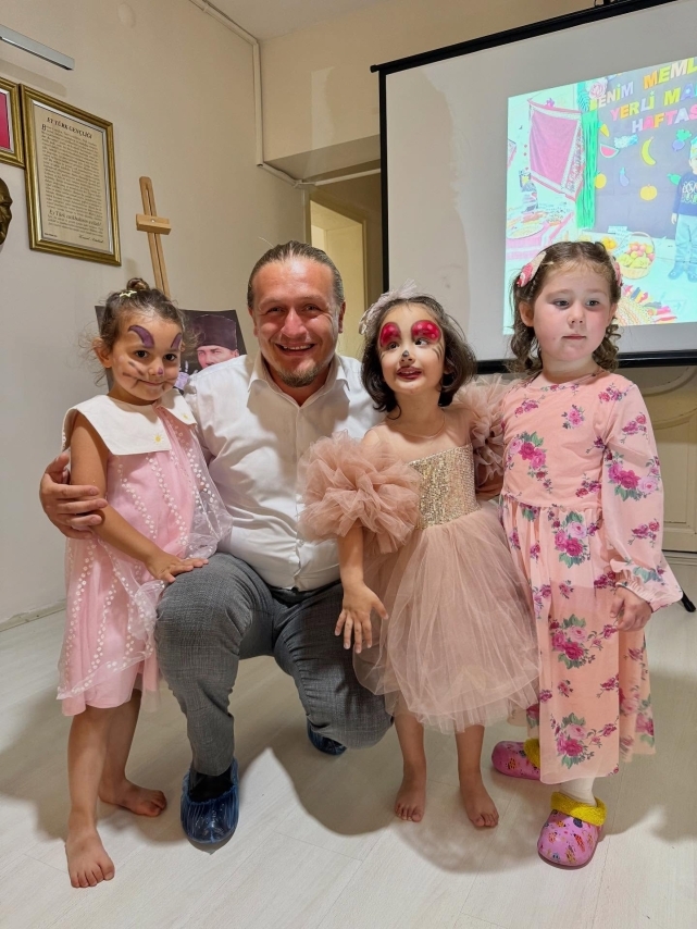 Lapseki Belediyesi Çocuklar Emin Ellerde Kreşi'nde karneler dağıtıldı