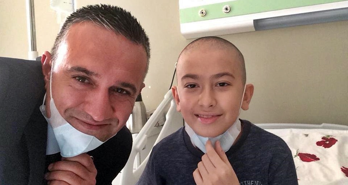 Maske takarak öğrencisine destek oldu