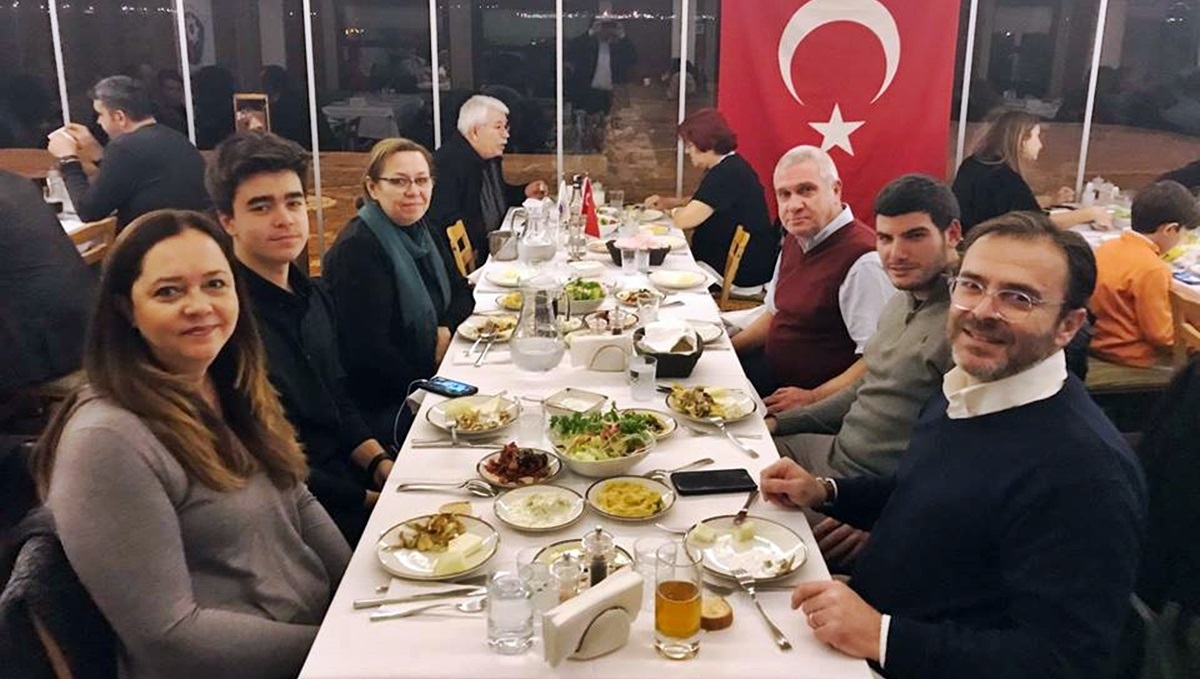 Yemekli toplantıda bir araya geldiler