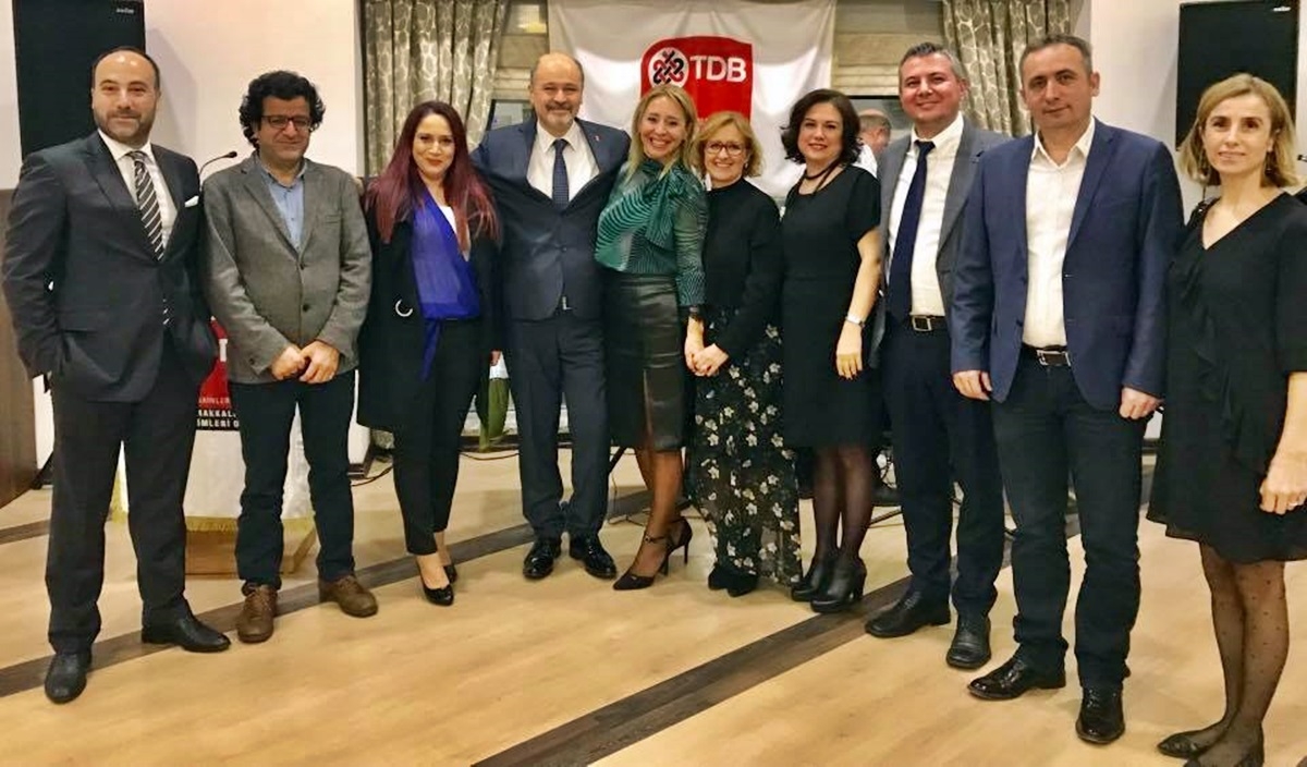 Eşinin Diş Hekimleri Gününü kutladı