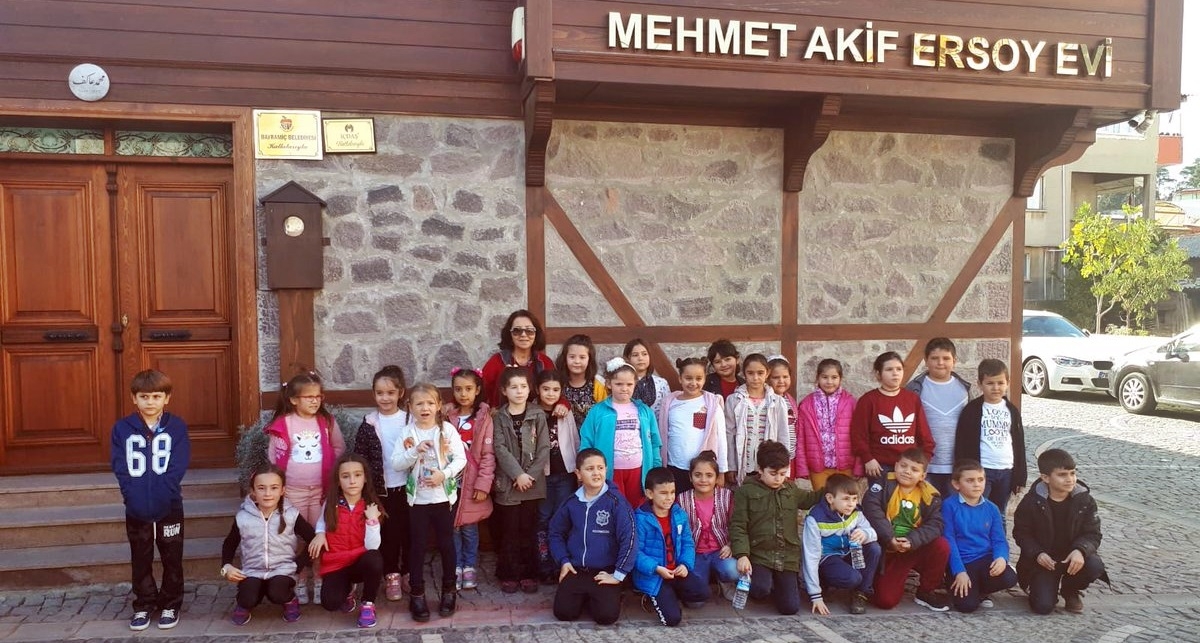 Miniklerden Mehmet Akif’e ziyaret