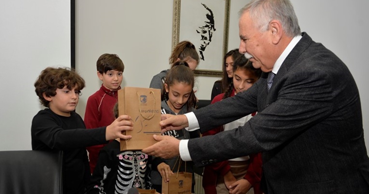 Başkan burslu öğrencilerle buluştu