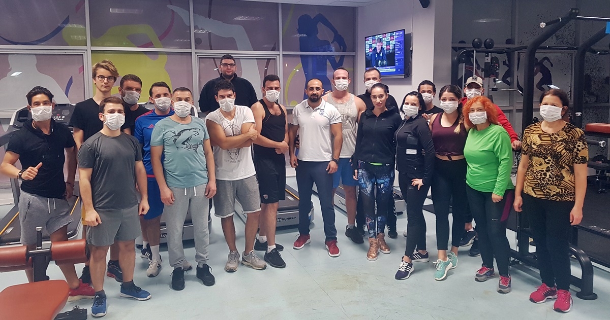 Maskeler, lösemiye farkındalık için takıldı