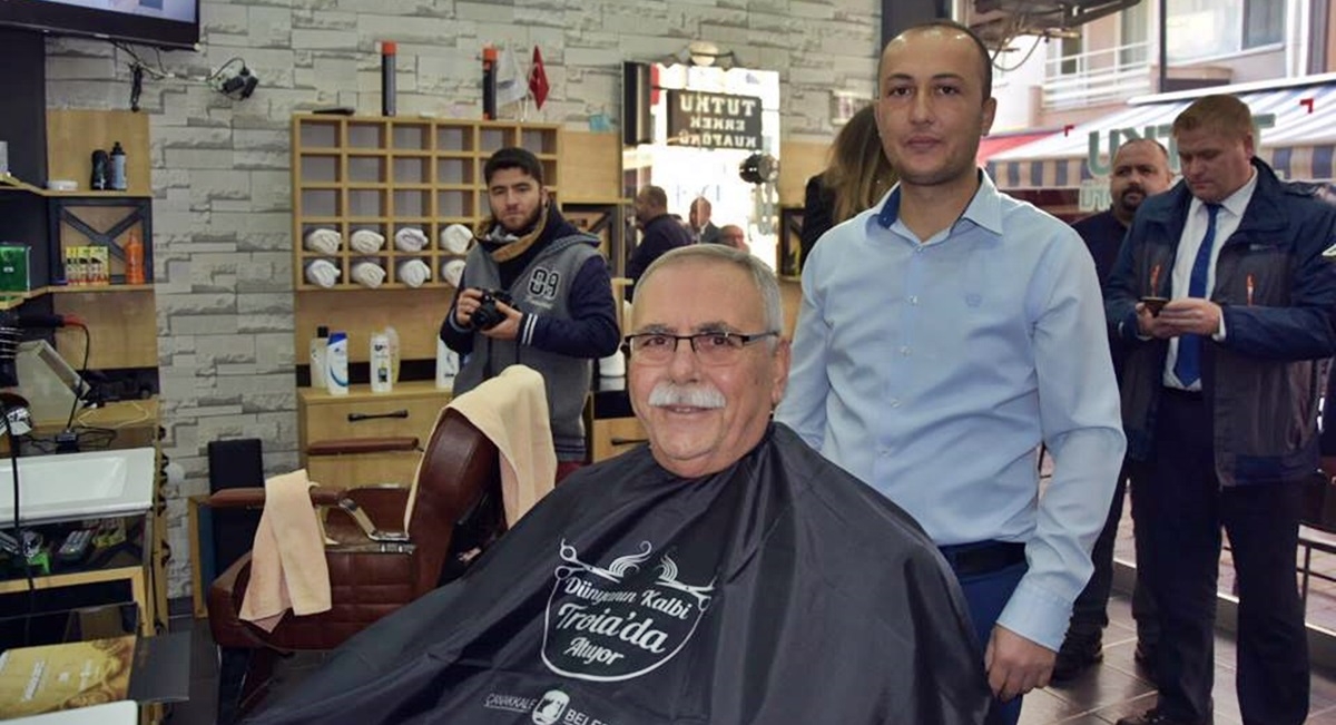 Berber koltuğuna oturdu