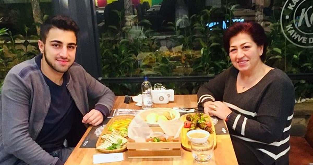 Anne-oğul kahve keyfi