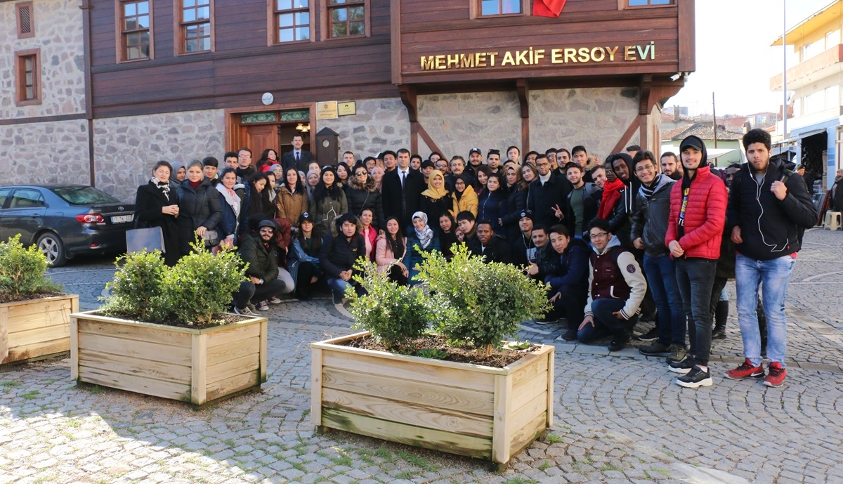 Öğrencilerden Mehmet Akif’e ziyaret