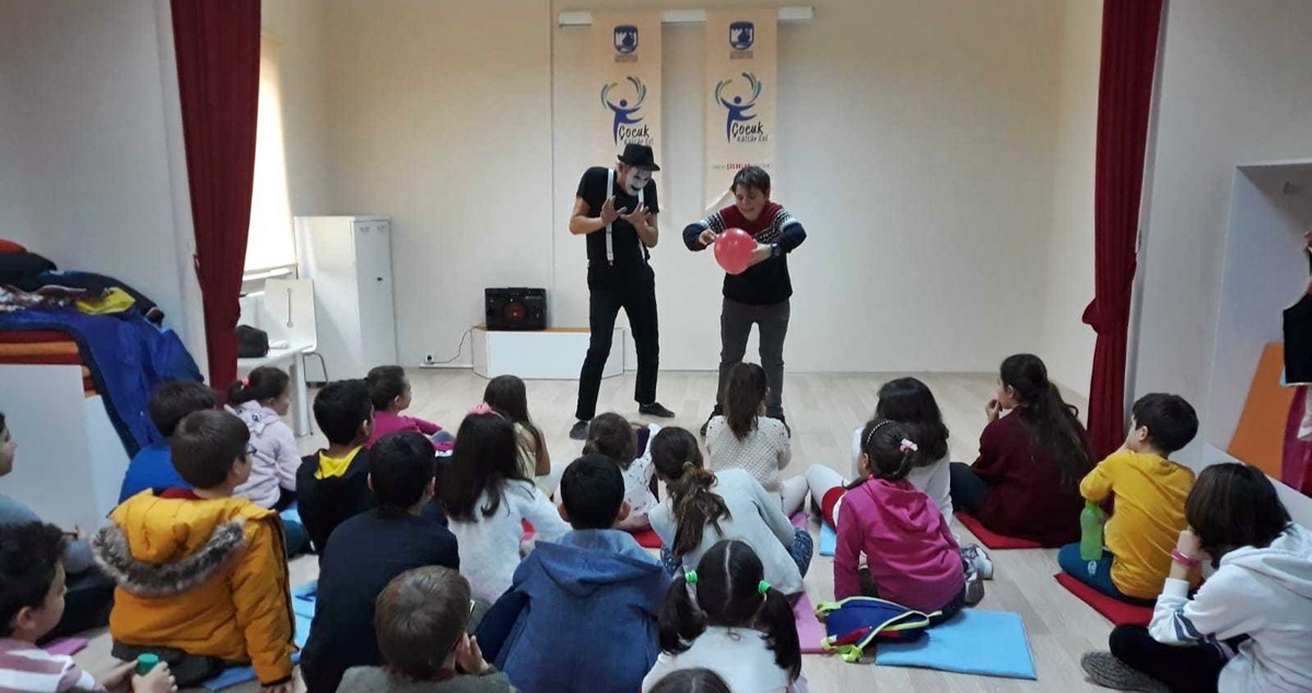 Çocuklar Pantomim ile eğlendiler