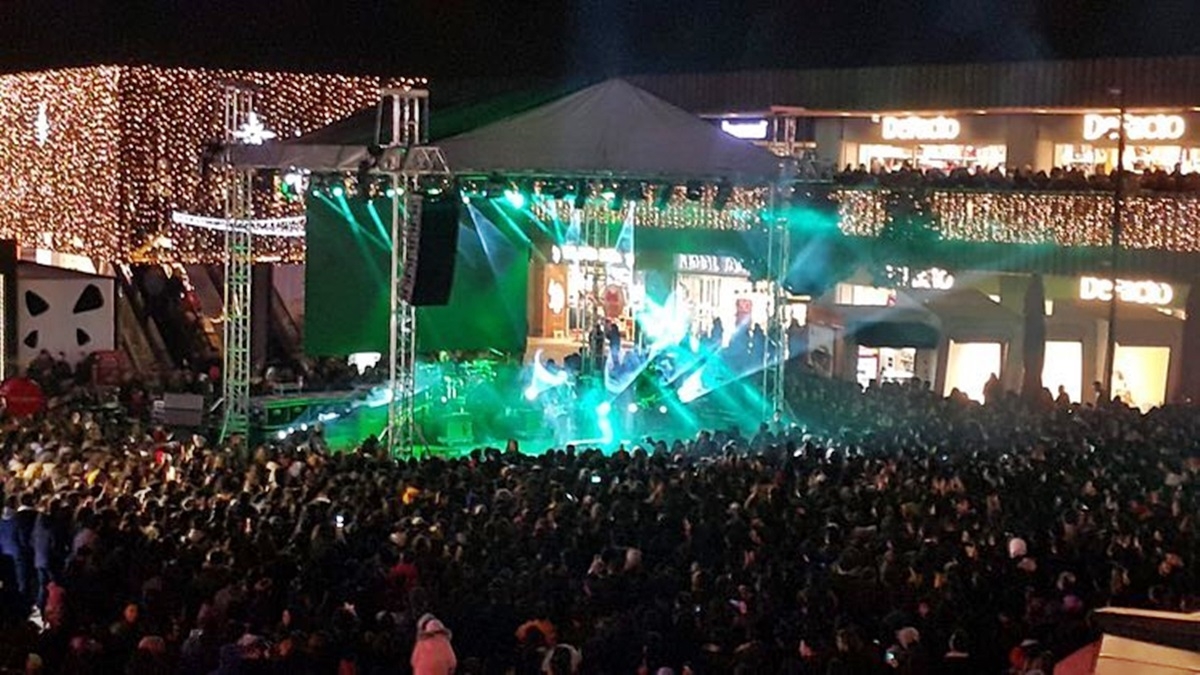 Soğuk havaya aldırmadan konser verdi…
