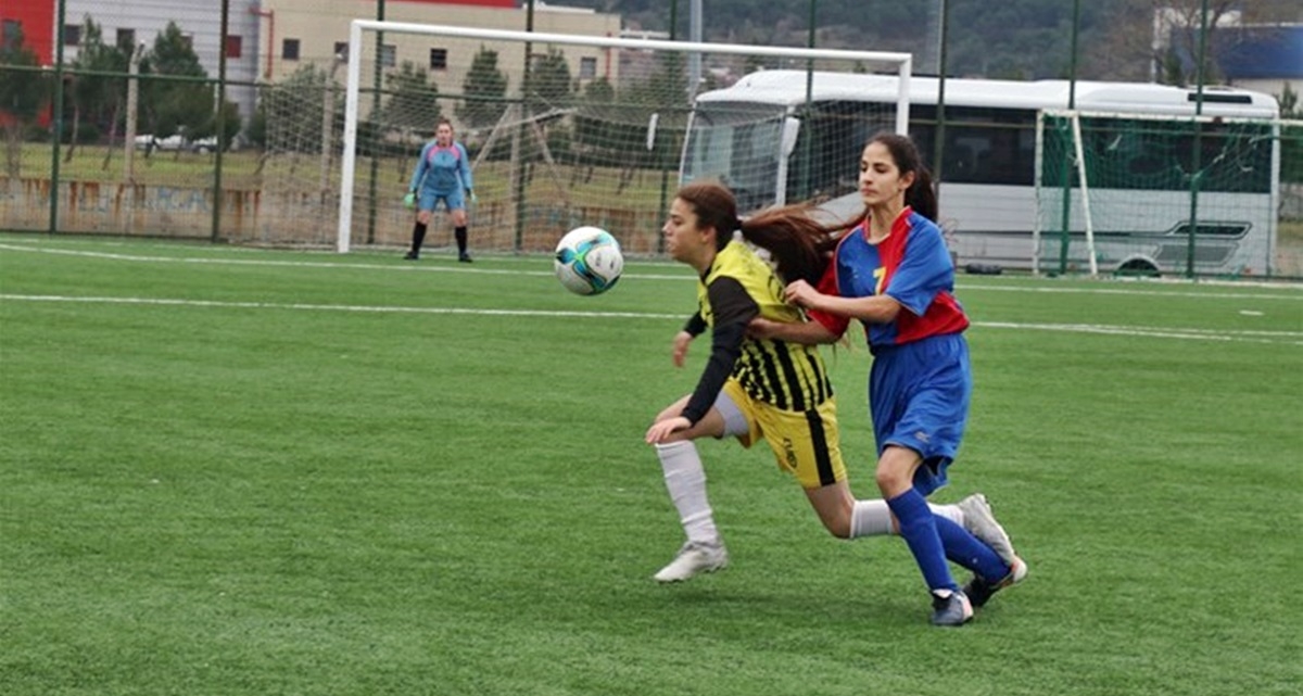 Kızlar sahada rüzgar gibi esti