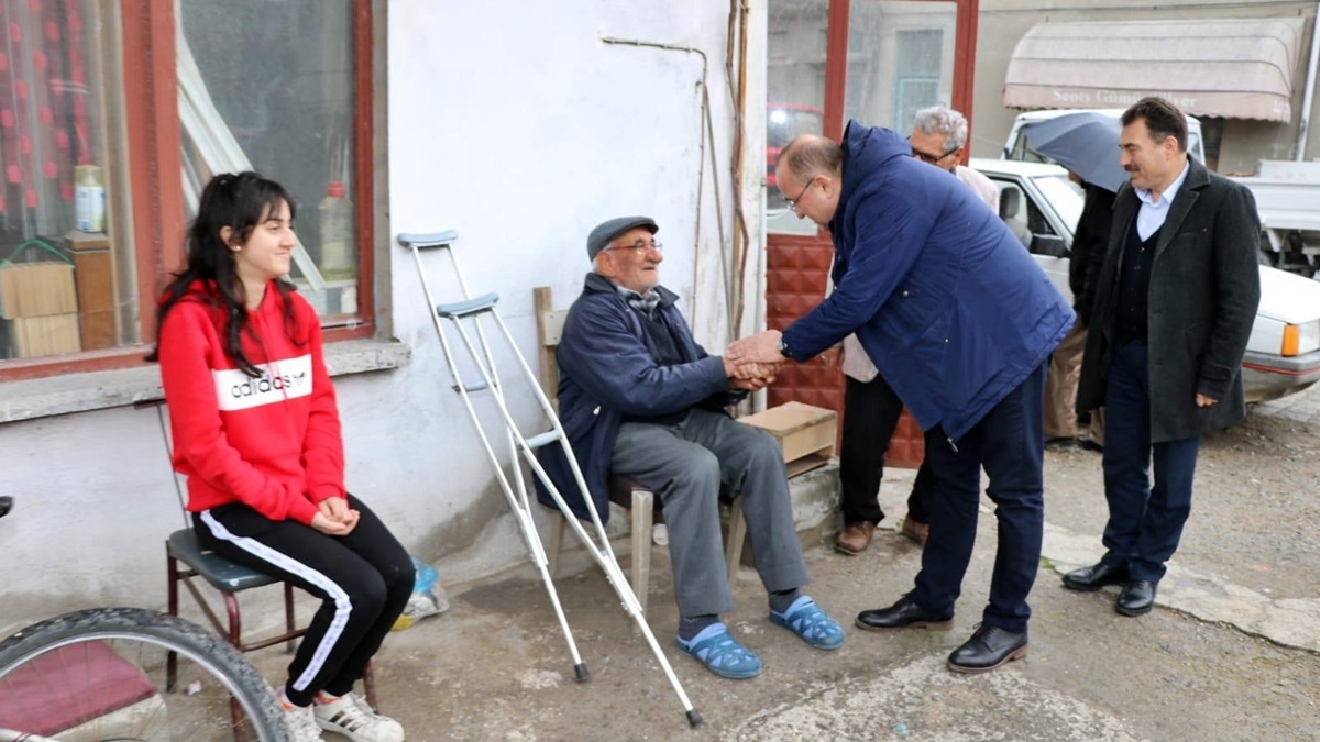 Özel numarasını broşürlere bastırdı