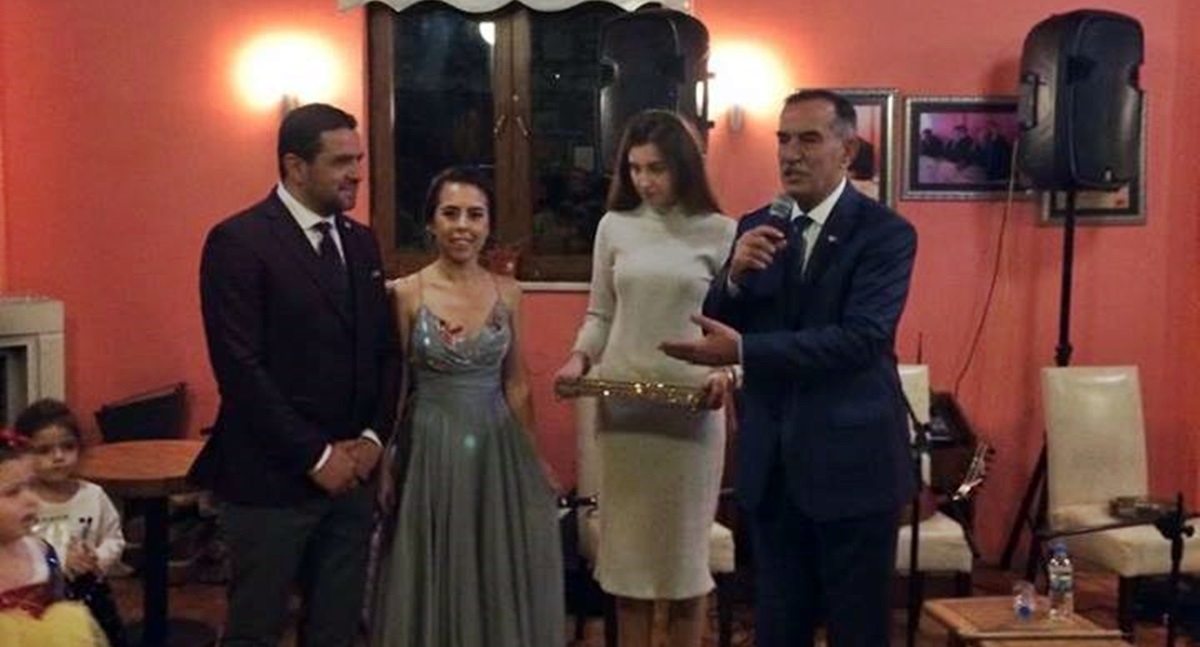 Nişan törenine katıldı