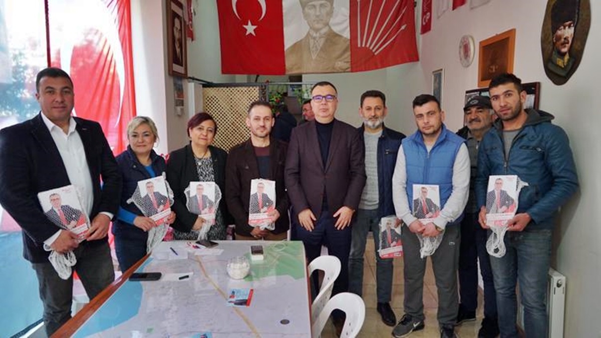Kitapçık hediye etti