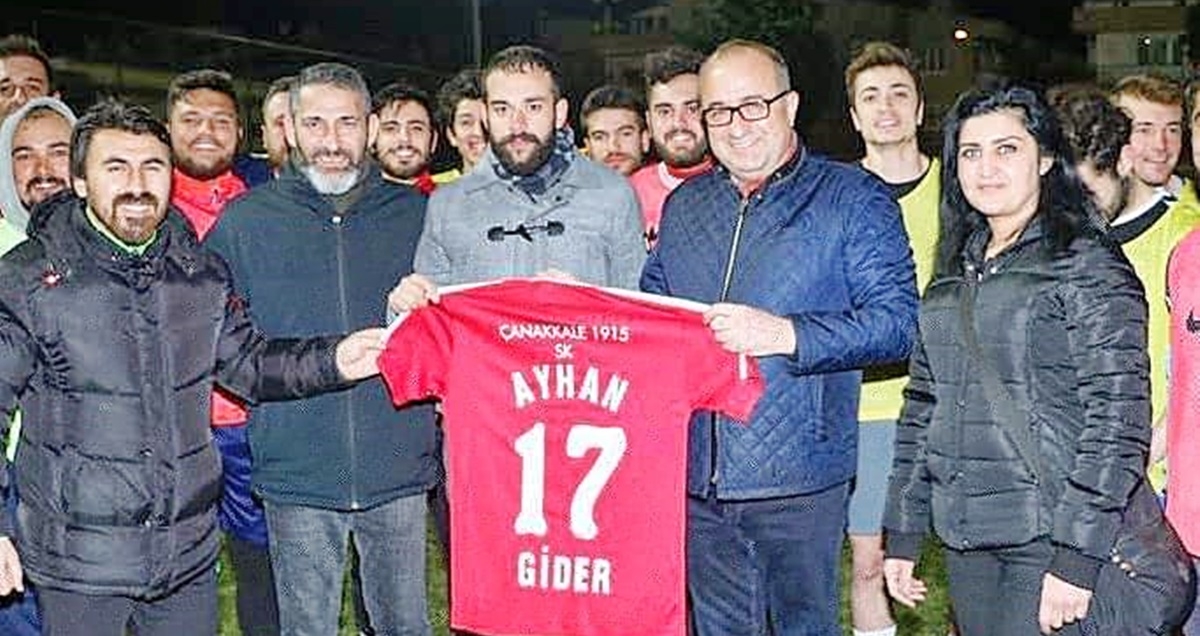Ayhan Gider’e forma hediyesi