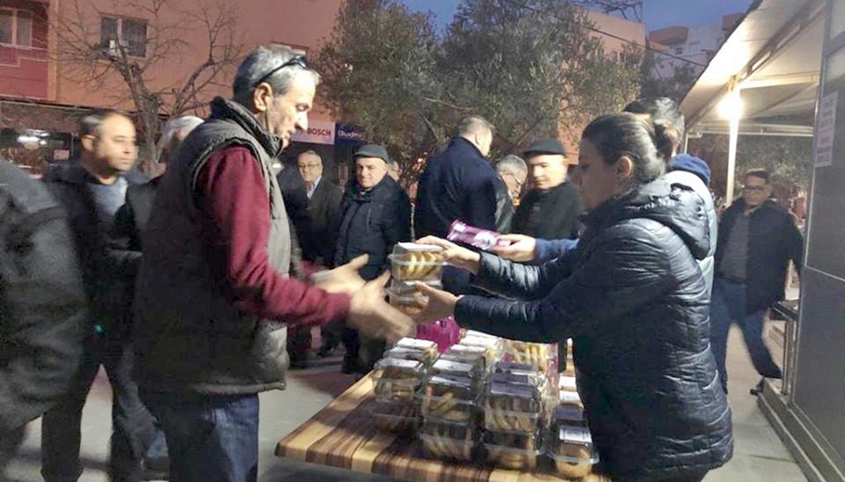 Belediye kandil simidi dağıttı