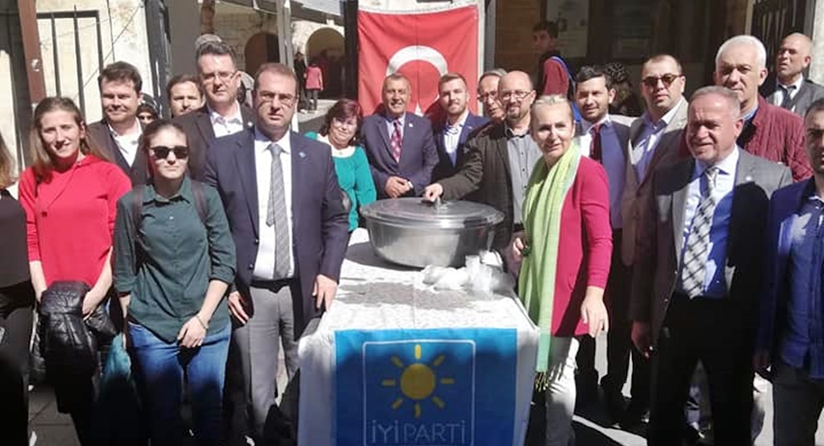İYİ Parti üzüm hoşafı dağıttı