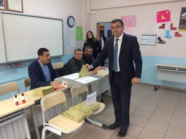 Siyasilerin oy verme işlemi sürüyor