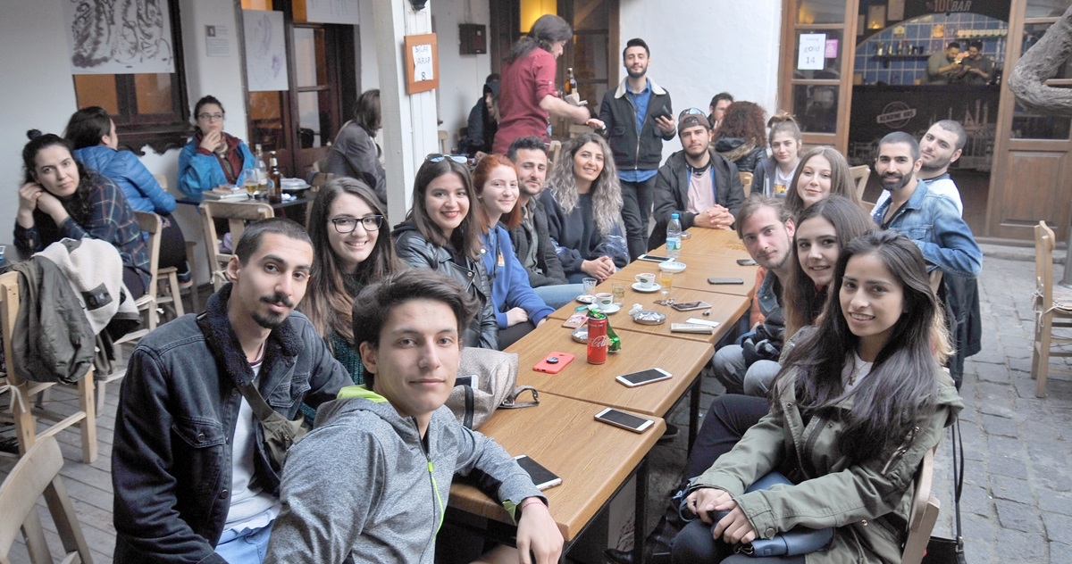 Gençler muhabbette