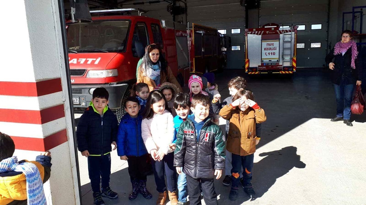 Çocuklar yangın güvenliği eğitiminde