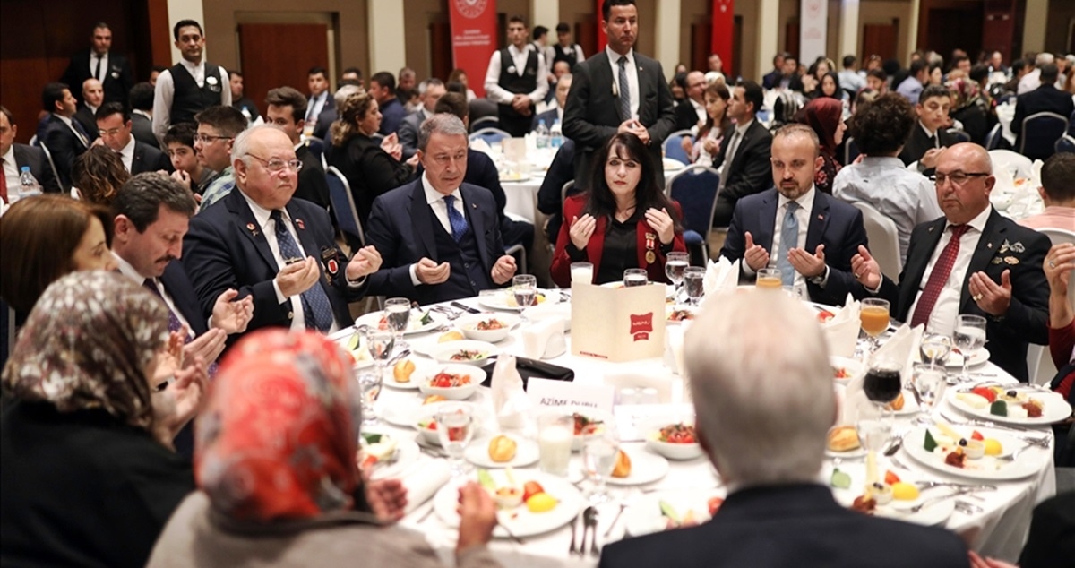 Bakan Akar, Şehit Aileleri ve Gazilerle Buluştu