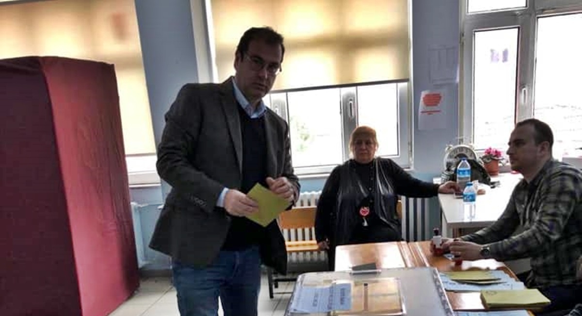 Oğluyla birlikte oy kullandı