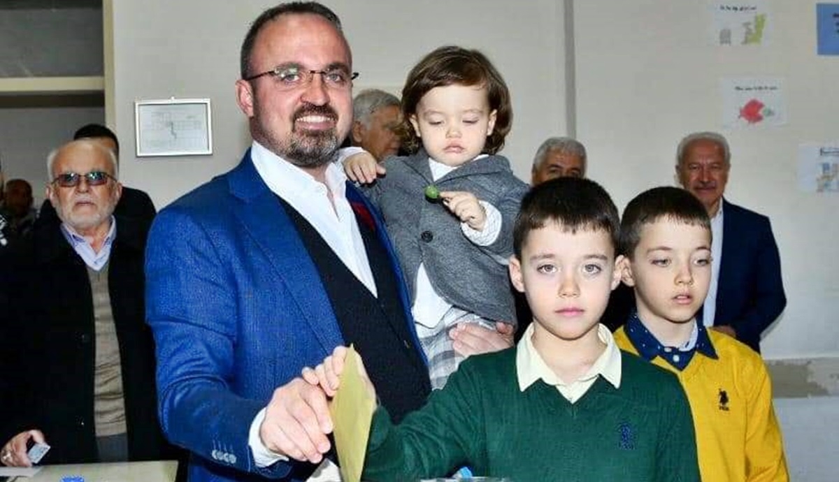 Bülent Turan sandık başına çocuklarıyla gitti