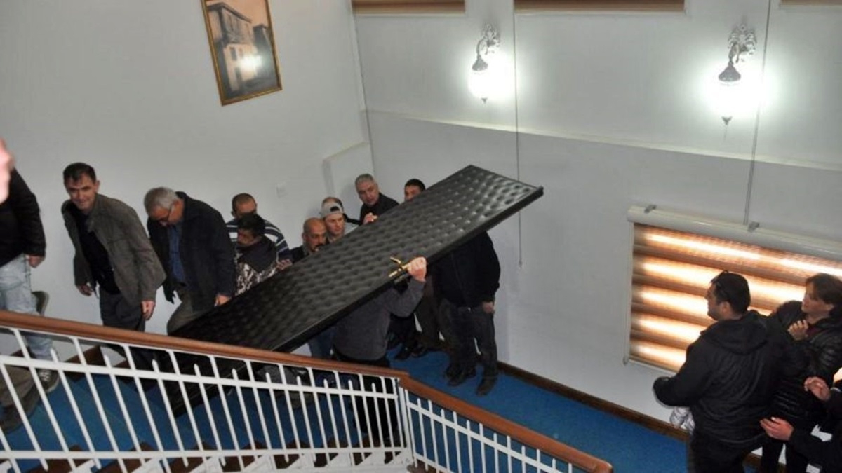 CHP’li Başkanın ilk işi kapısını söktürmek oldu