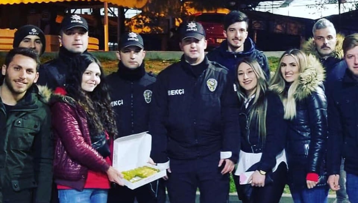 Polislere baklava ikram ettiler