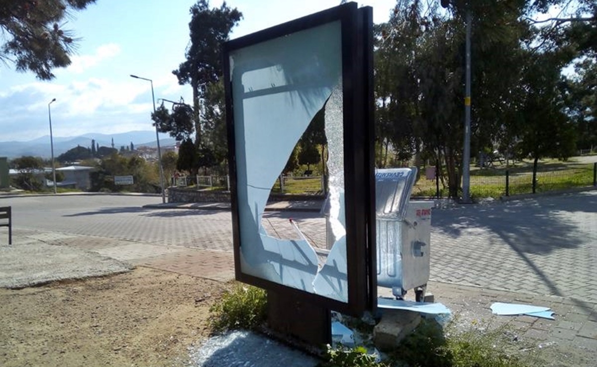 Borçların yer aldığı billboardlar tahrip edildi