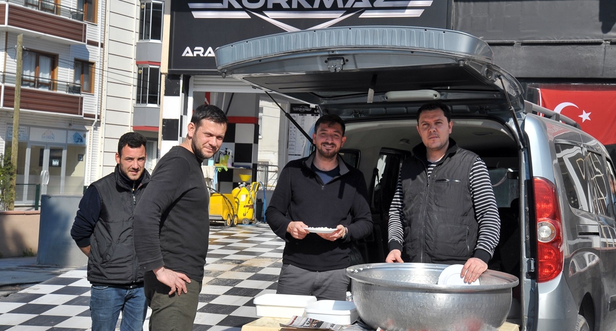 Yıldönümü hayrına pilav dağıttı
