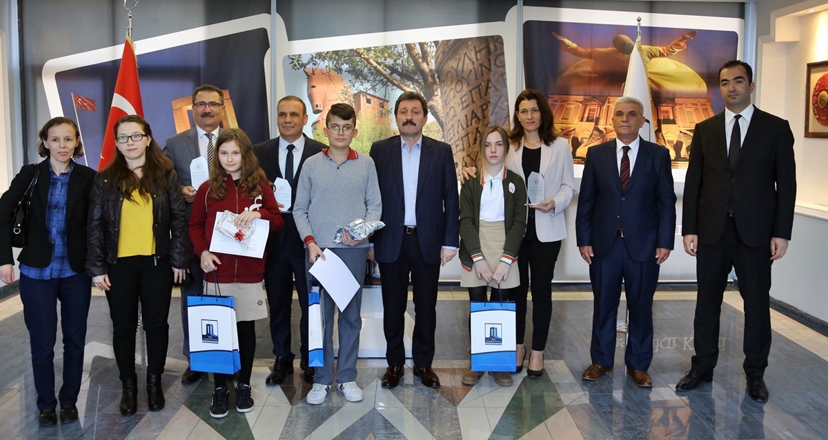 Ödüller Vali Tavlı’dan