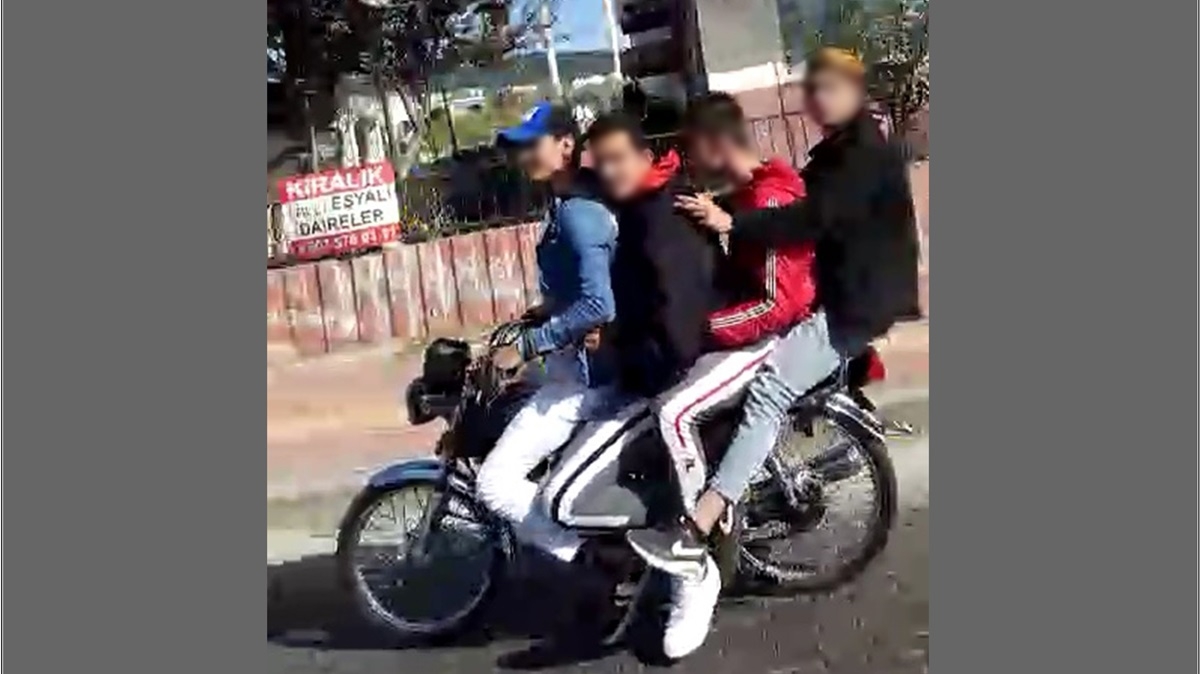Dört kişi bir motorda (VİDEO)
