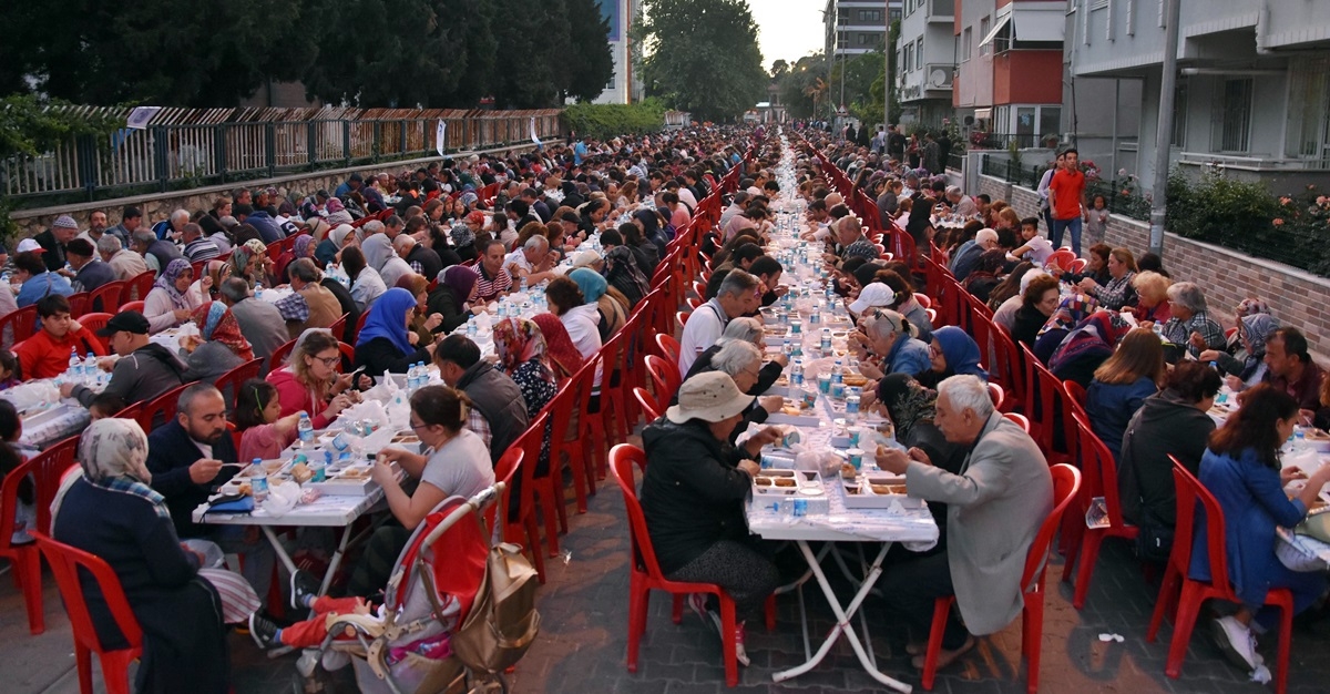 Cevatpaşa'da dev iftar sofrası