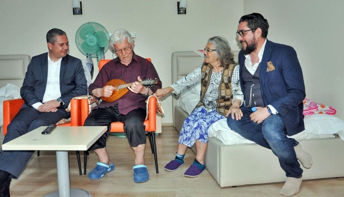 Ak Parti’den Huzurevi’ne ziyaret