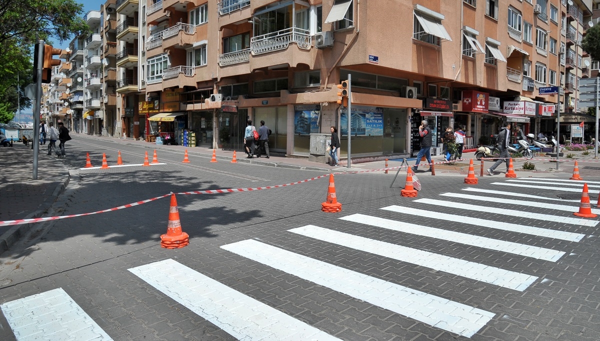 Yaya kaldırımları boyandı