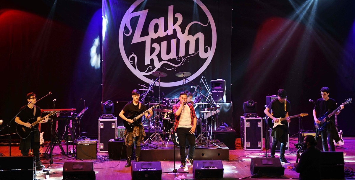 Gençlerden alkış alan performans