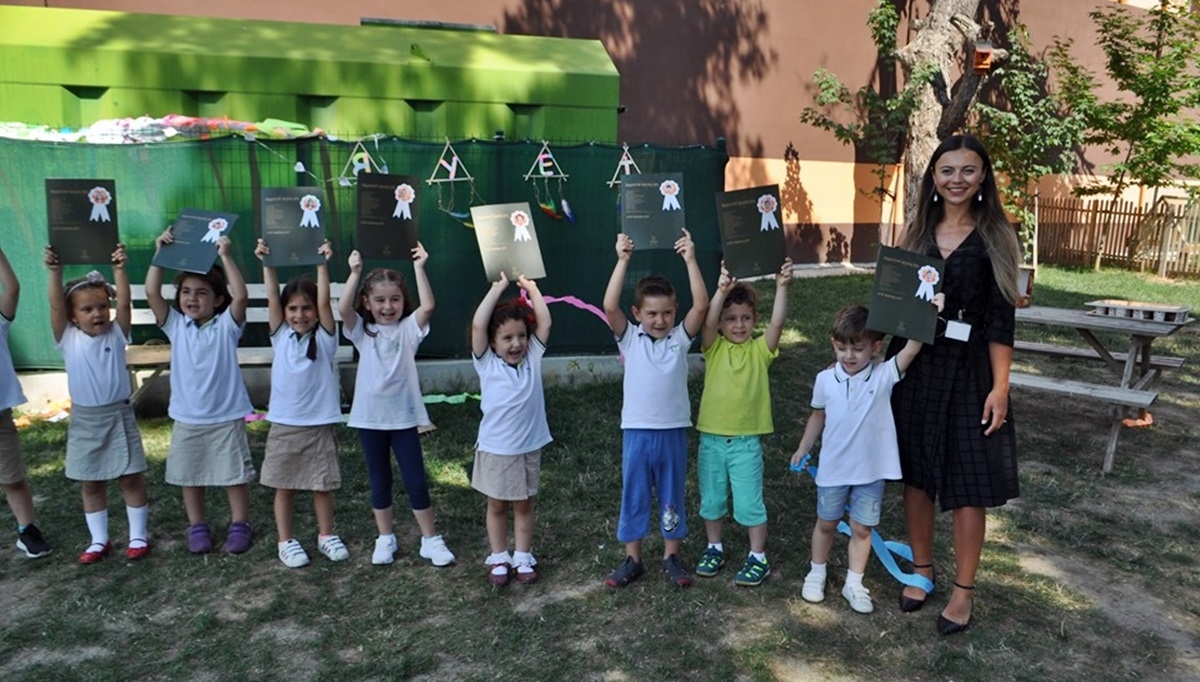 Minikler karnelerini aldı