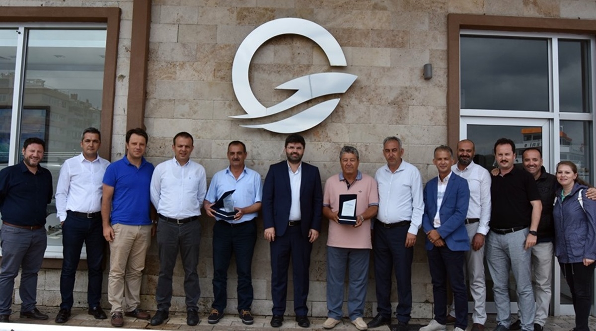 Emekli personellere plaket