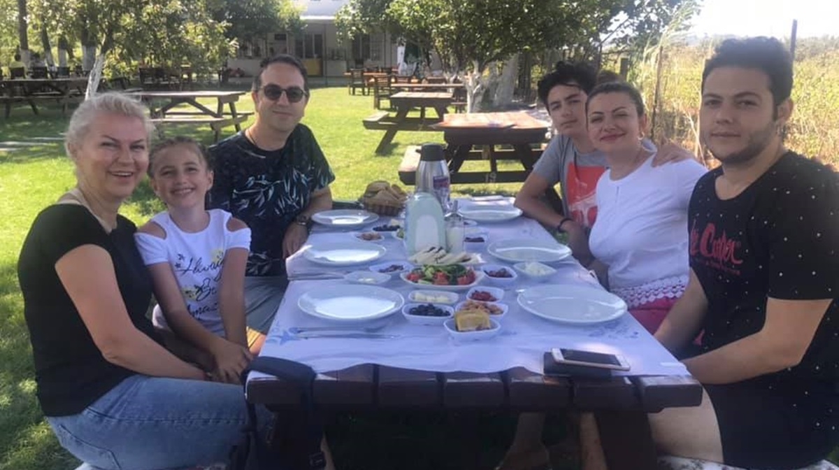 Dostlarla sabah kahvaltısı