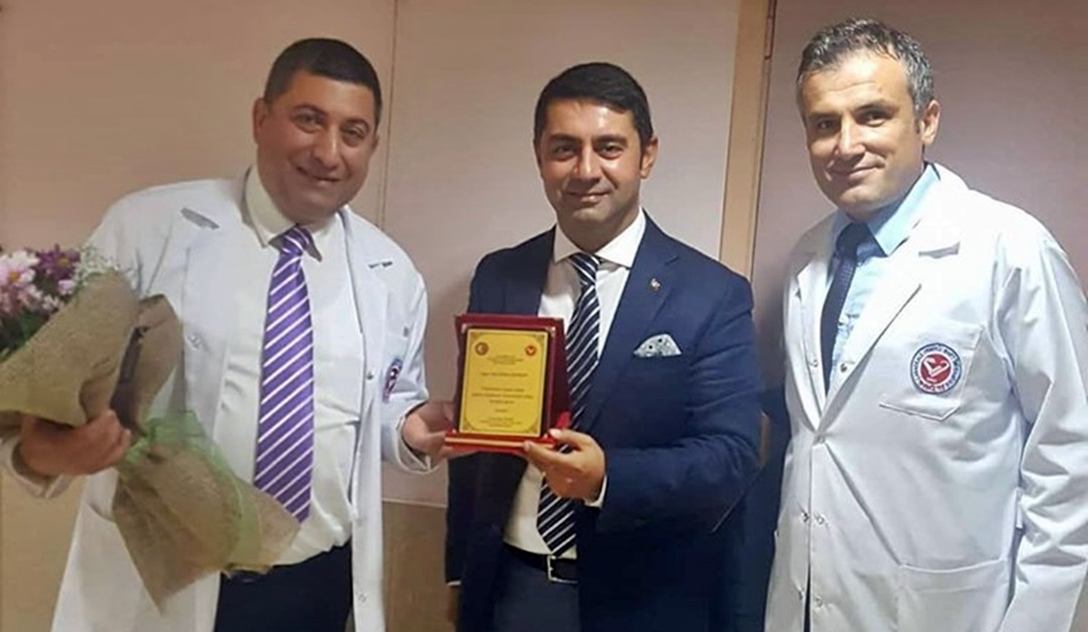 Plaket takdim edildi