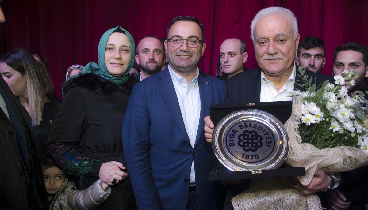 Nihat Hatipoğlu’nun konferansına yoğun ilgi