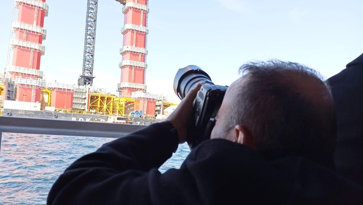 Yakından izliyor hem de çok yakından...