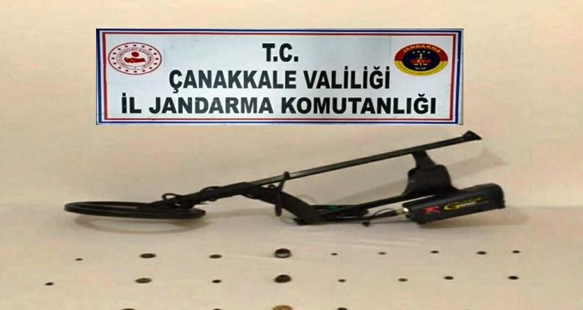 Emekli polisten 25 sikke çıktı