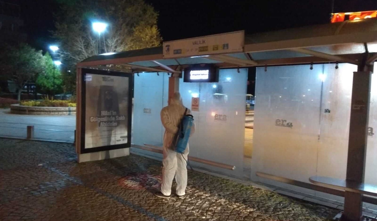 Otobüs durakları da dezenfekte ediliyor