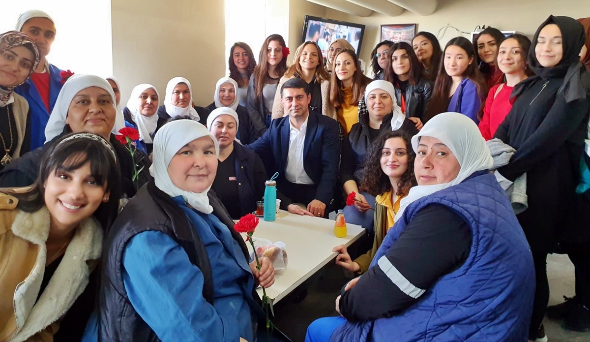 İşçi kadınlar çiçeklerle karşılandı