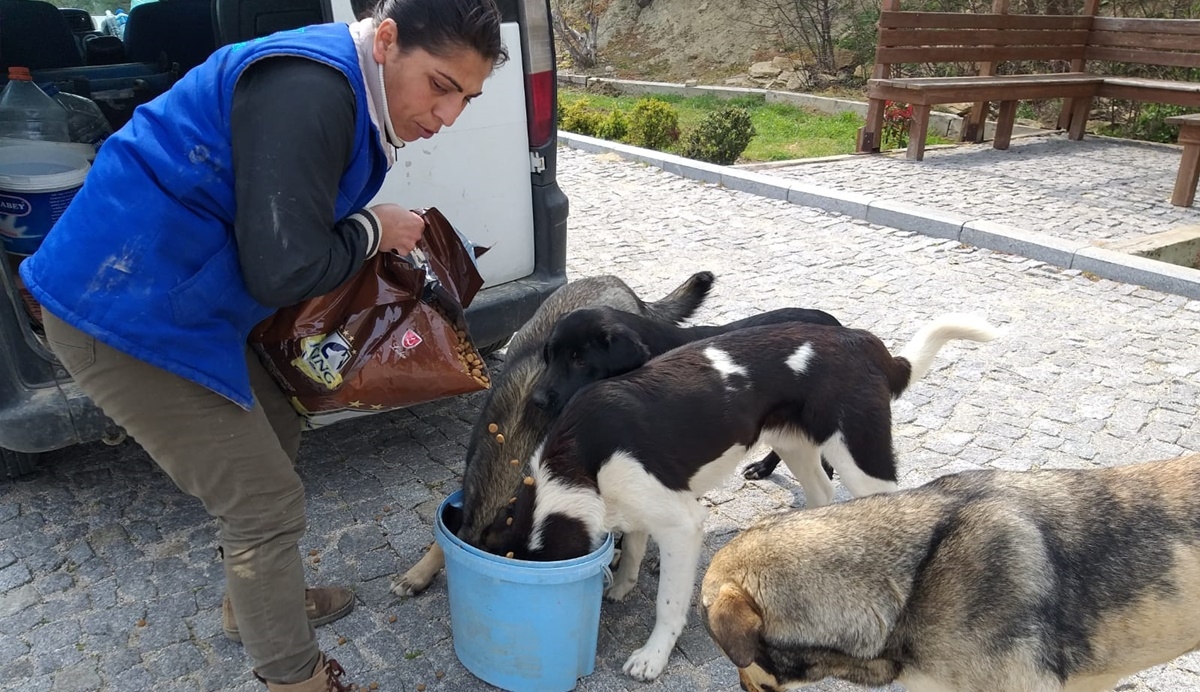 Dünya iyi insanların hatırına dönüyor