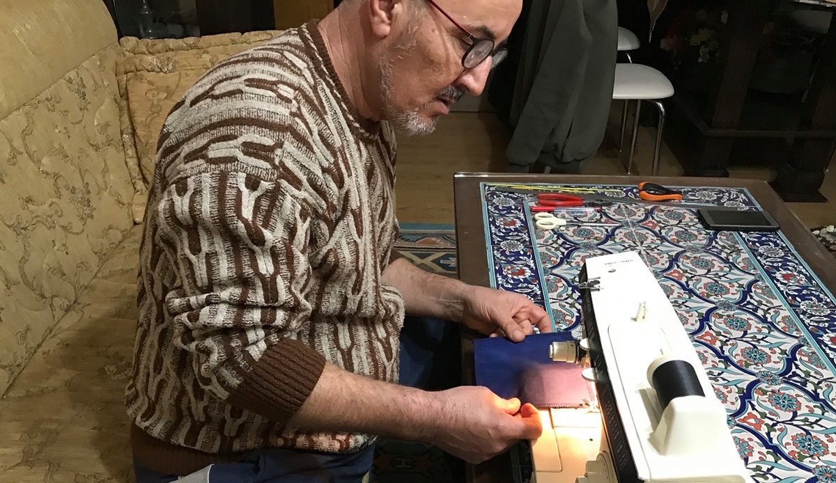 Ailesine maskeyi kendisi dikti