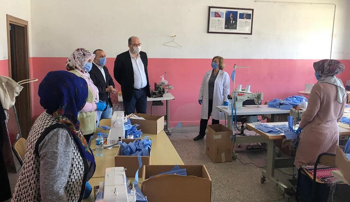 Maske üretimini denetledi