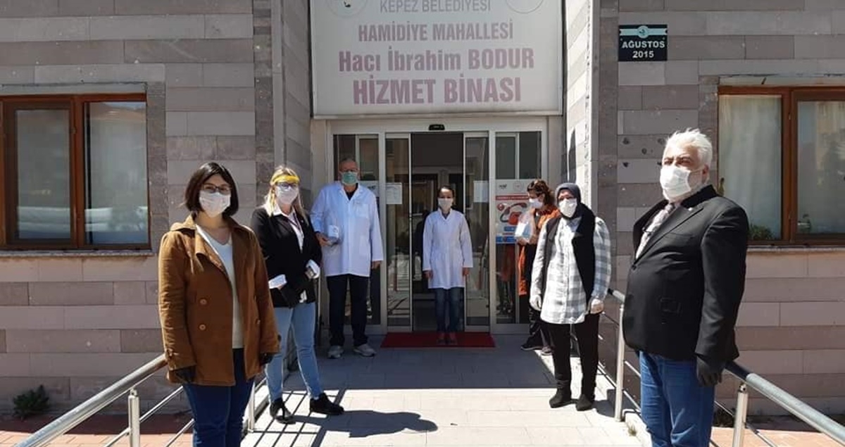 Şehit Aileleri ve Kepez Belediyesi maske dağıttı