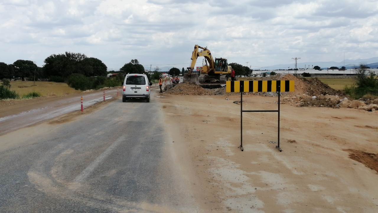 Ezine-Bayramiç yolunda hummalı çalışma